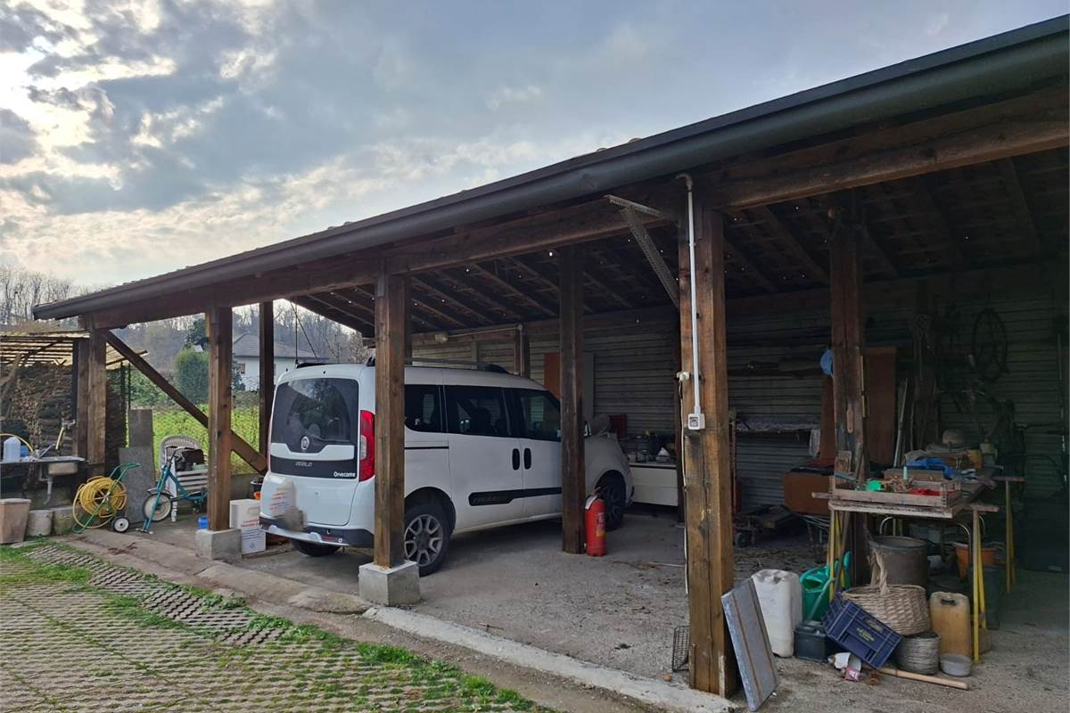 CARIMATE vendiamo CASA SINGOLA con ampio terreno