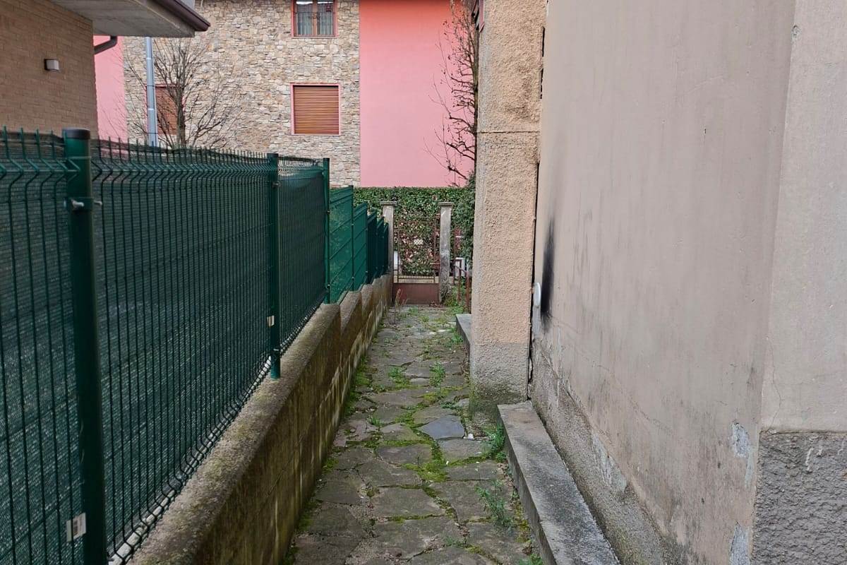 CARIMATE vendiamo CASA SINGOLA con ampio terreno