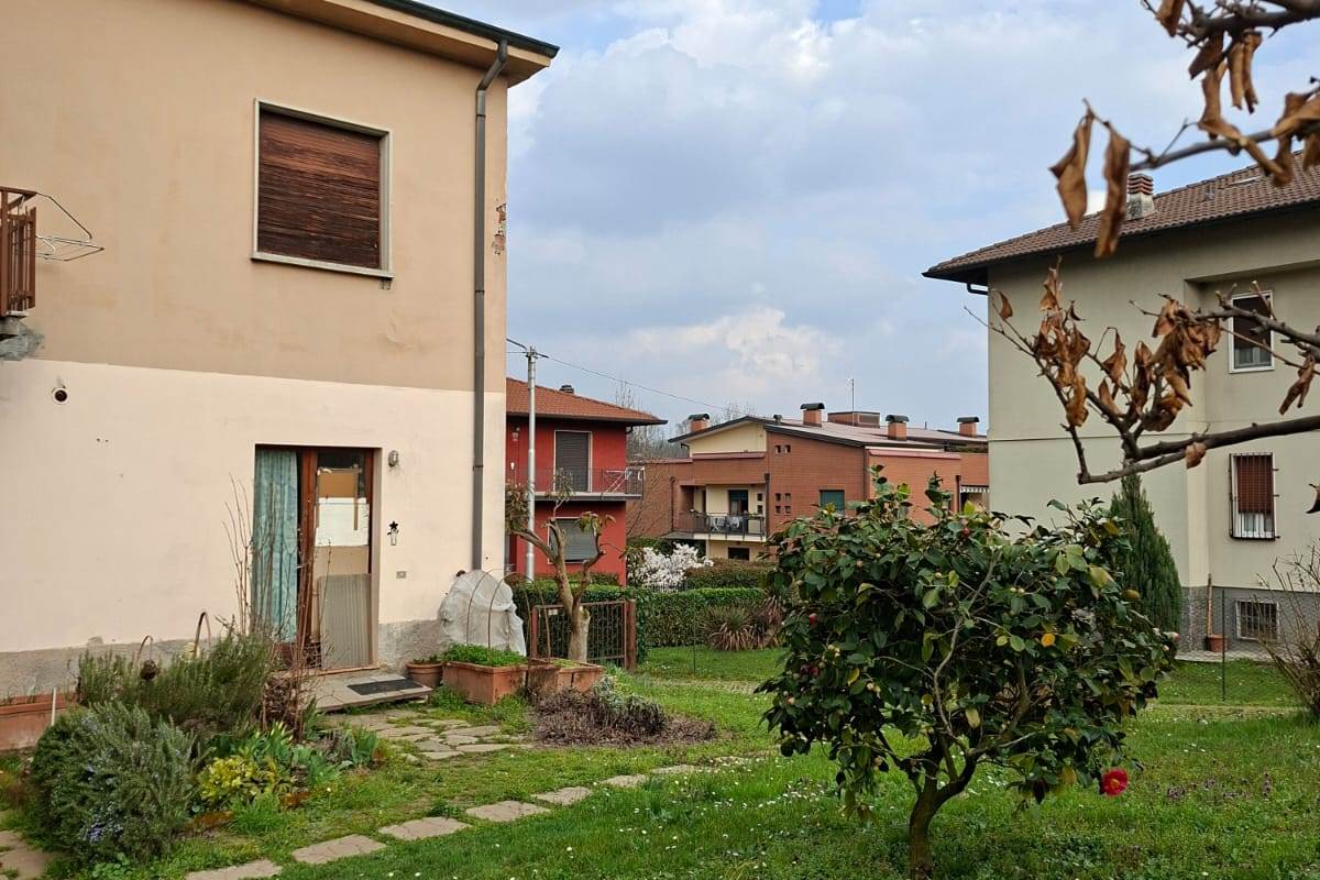 CARIMATE vendiamo CASA SINGOLA con ampio terreno
