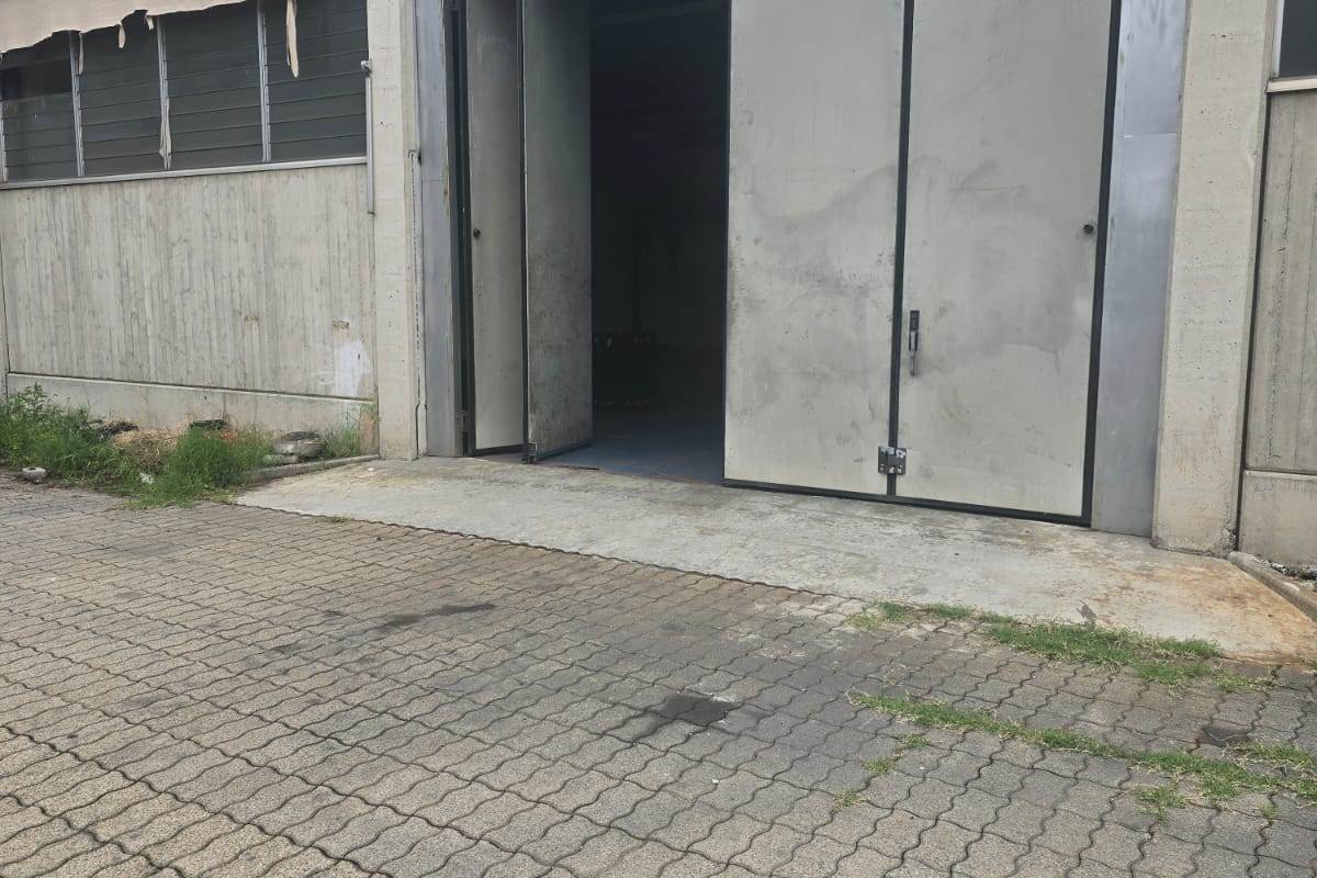 MARIANO COMENSE affitto LABORATORIO con area esterna