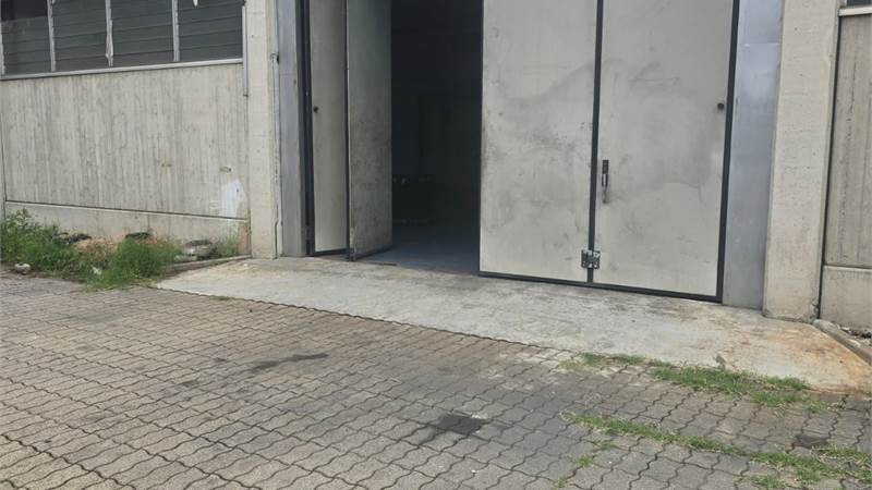 MARIANO COMENSE affitto LABORATORIO con area esterna