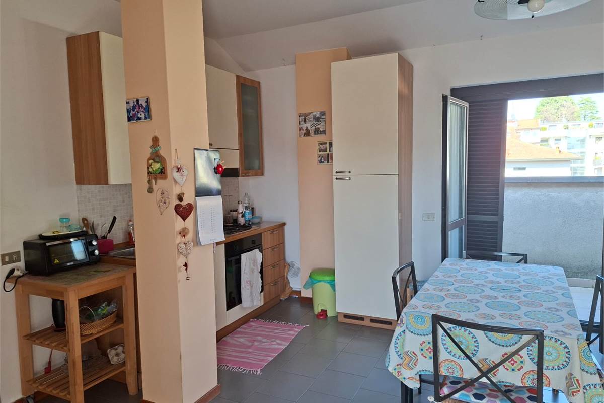 CANTU' vendiamo BILOCALE mansardato