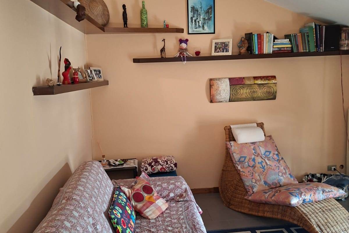 CANTU' vendiamo BILOCALE mansardato