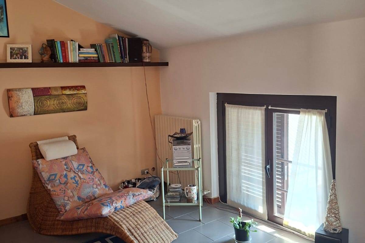 CANTU' vendiamo BILOCALE mansardato