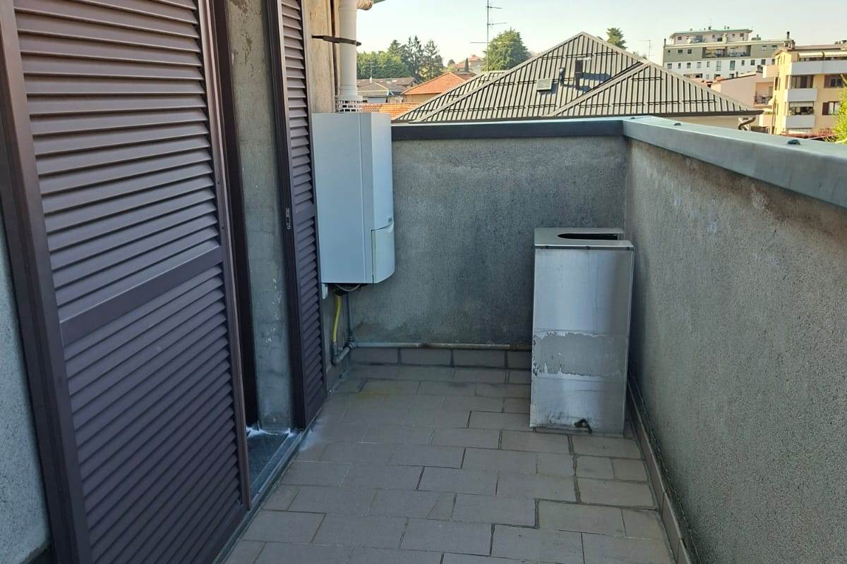 CANTU' vendiamo BILOCALE mansardato