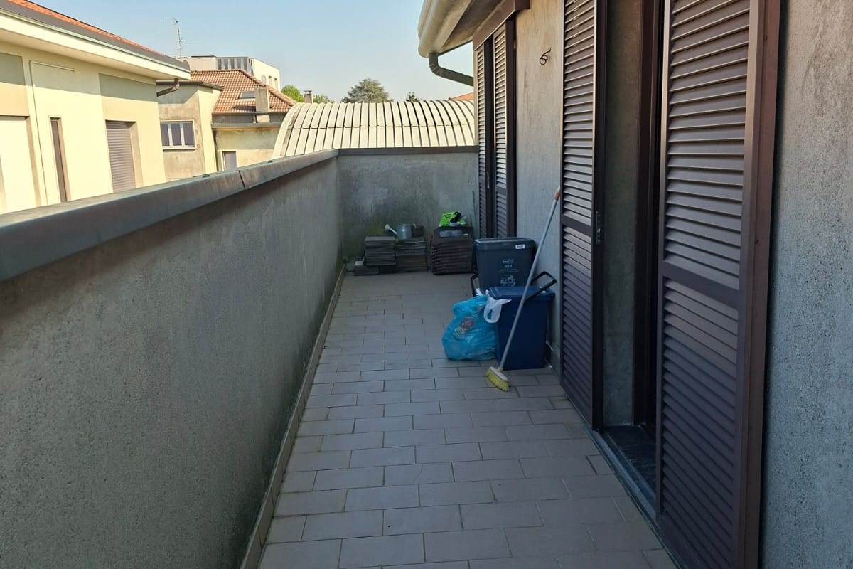 CANTU' vendiamo BILOCALE mansardato