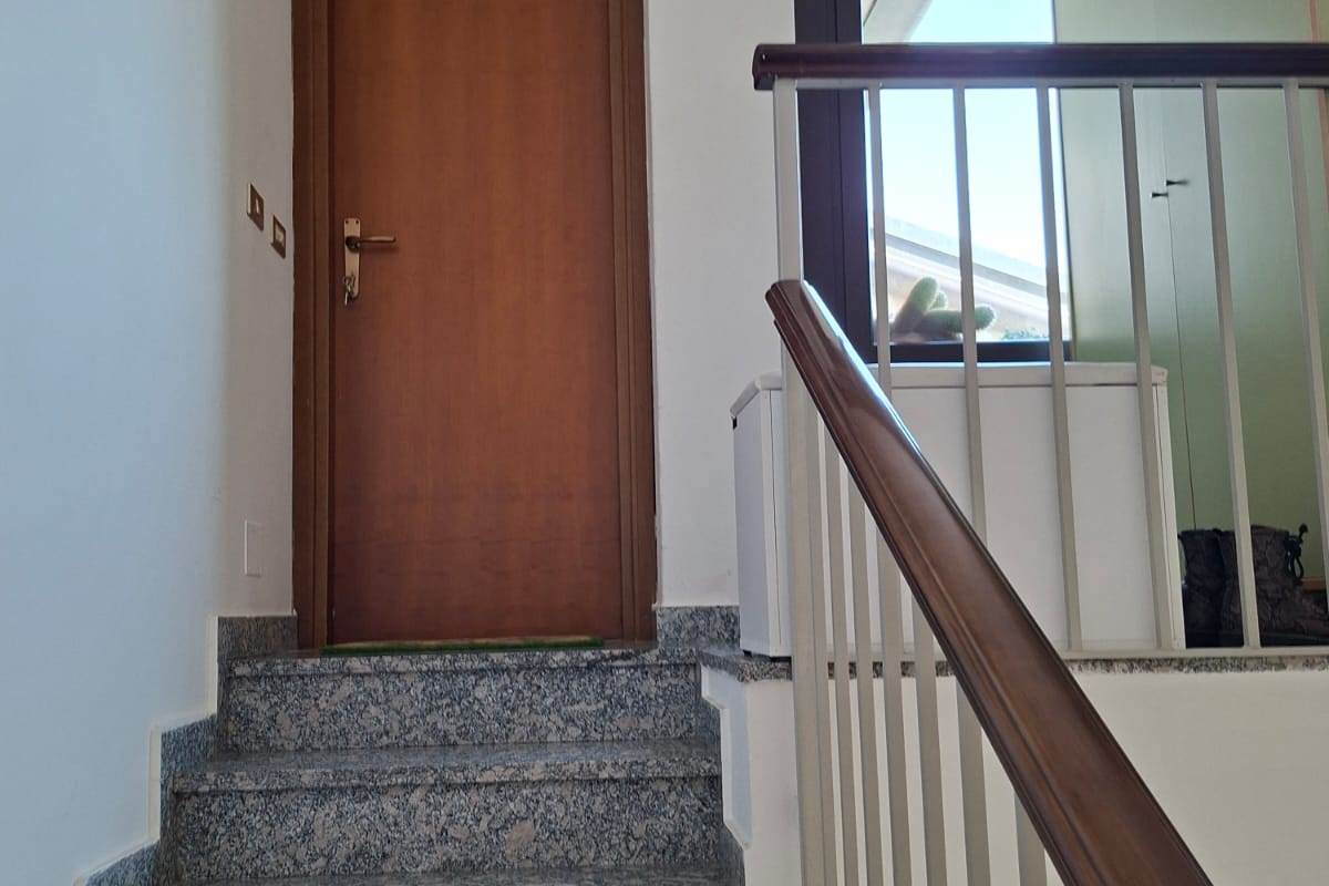 CANTU' vendiamo BILOCALE mansardato