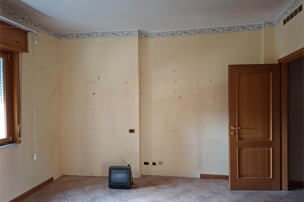 ERBA vendiamo ampio TRILOCALE con box e cantina