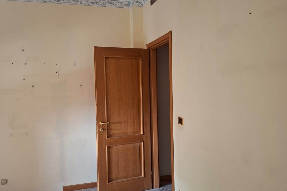 ERBA vendiamo ampio TRILOCALE con box e cantina