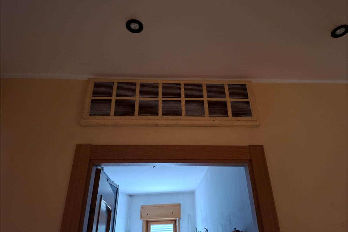 ERBA vendiamo ampio TRILOCALE con box e cantina