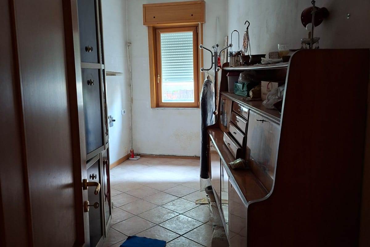 ERBA vendiamo ampio TRILOCALE con box e cantina