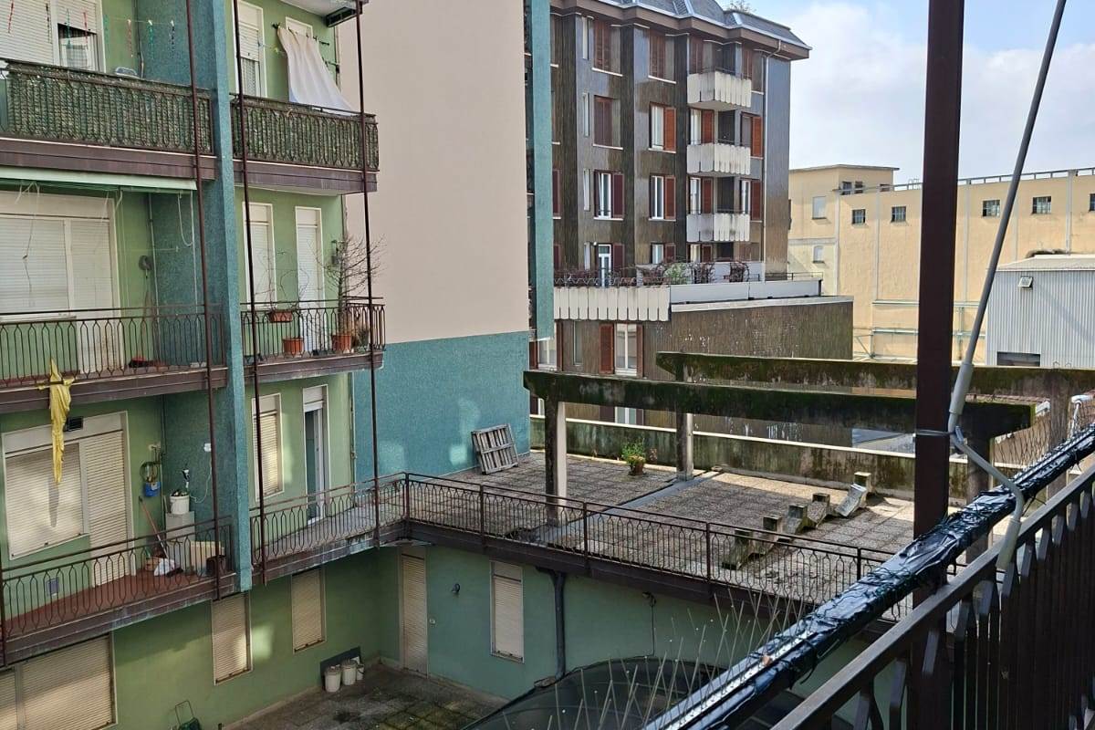 ERBA vendiamo ampio TRILOCALE con box e cantina