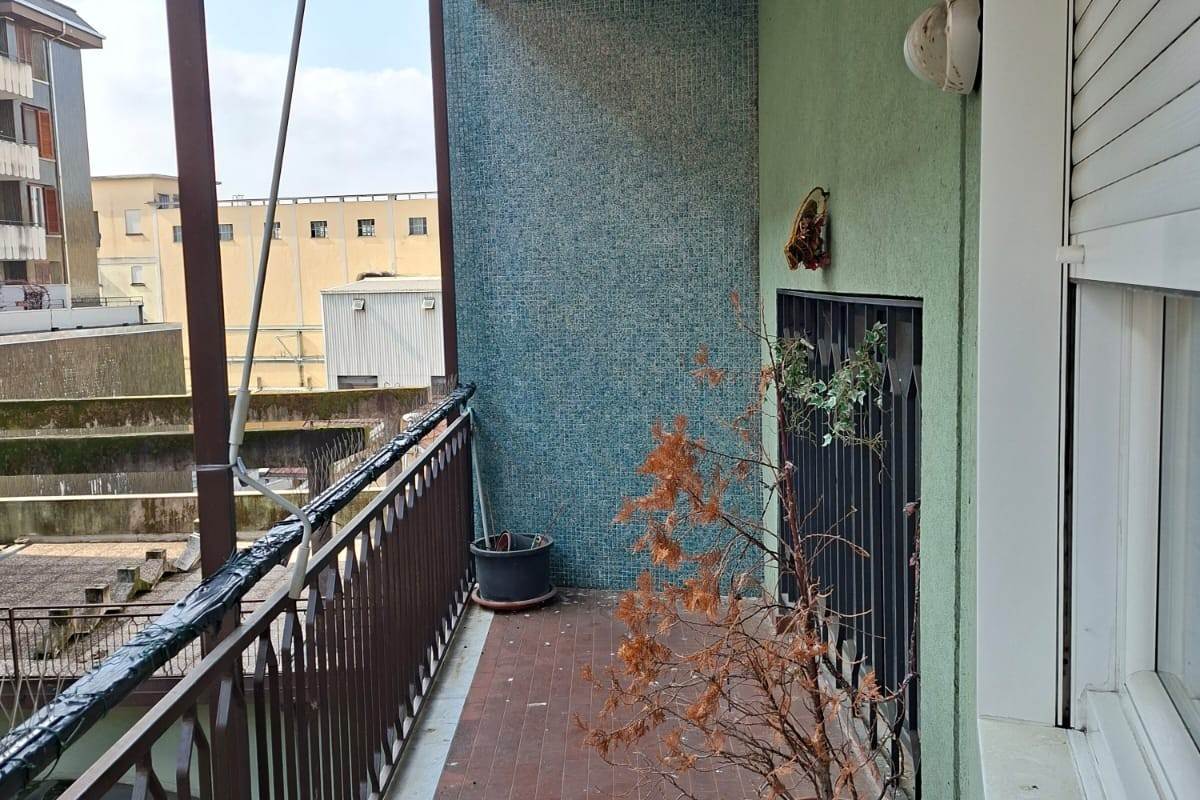 ERBA vendiamo ampio TRILOCALE con box e cantina