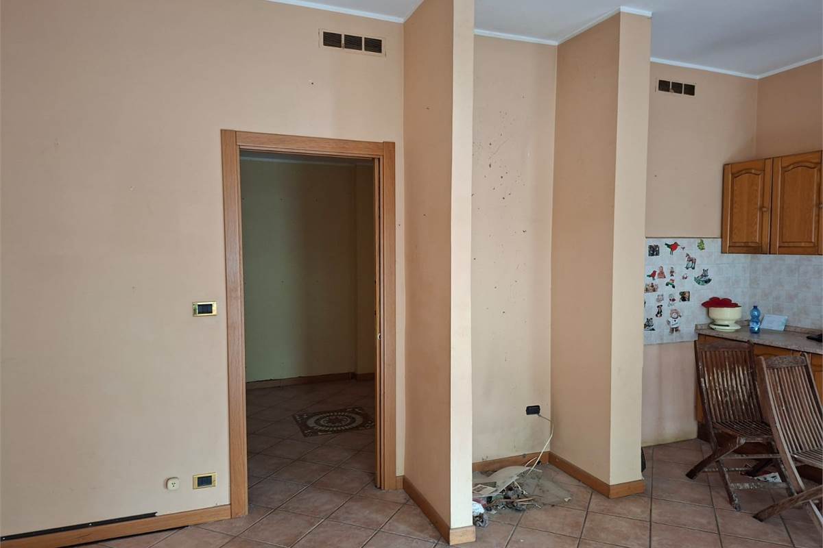 ERBA vendiamo ampio TRILOCALE con box e cantina