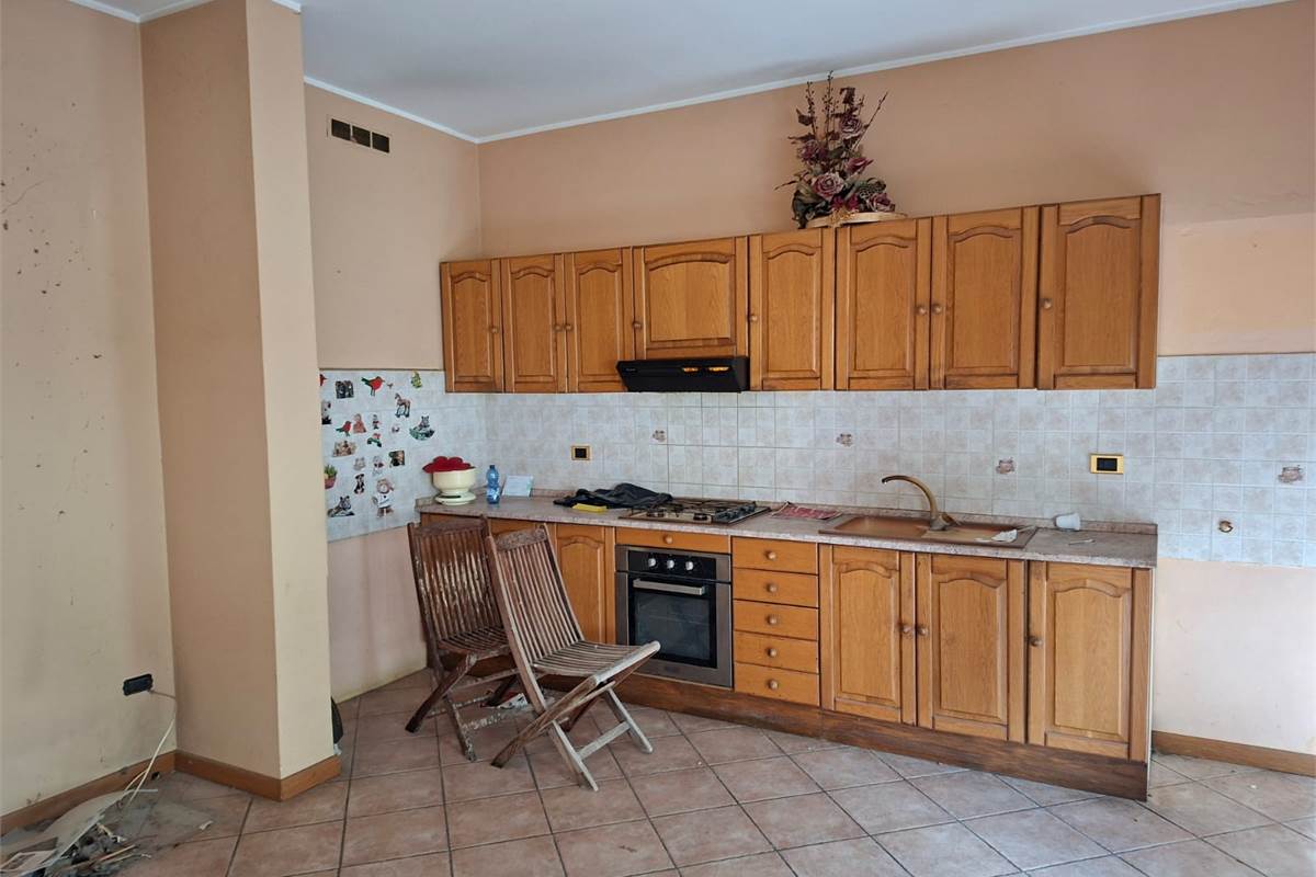 ERBA vendiamo ampio TRILOCALE con box e cantina