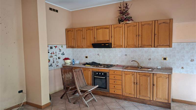 ERBA vendiamo ampio TRILOCALE con box e cantina