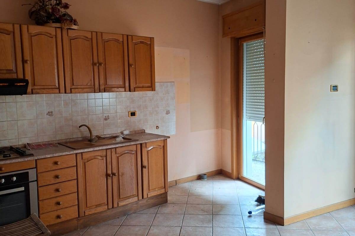 ERBA vendiamo ampio TRILOCALE con box e cantina