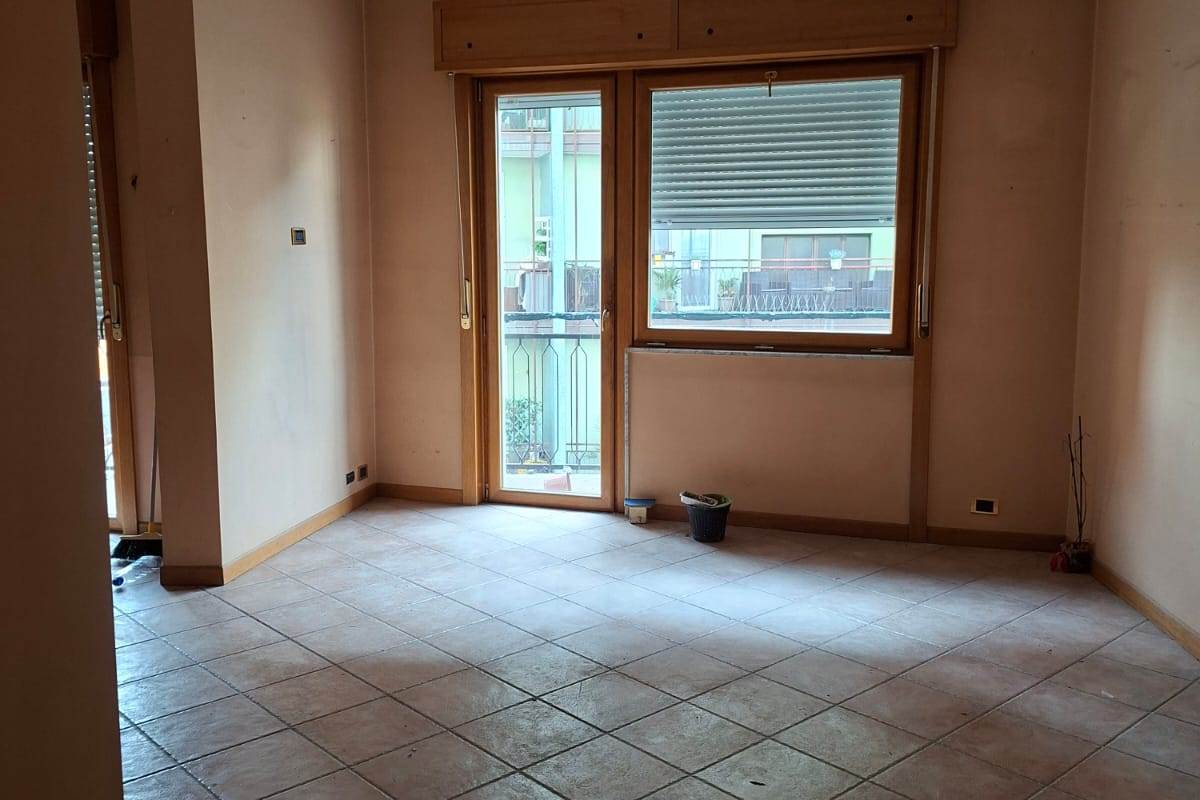 ERBA vendiamo ampio TRILOCALE con box e cantina