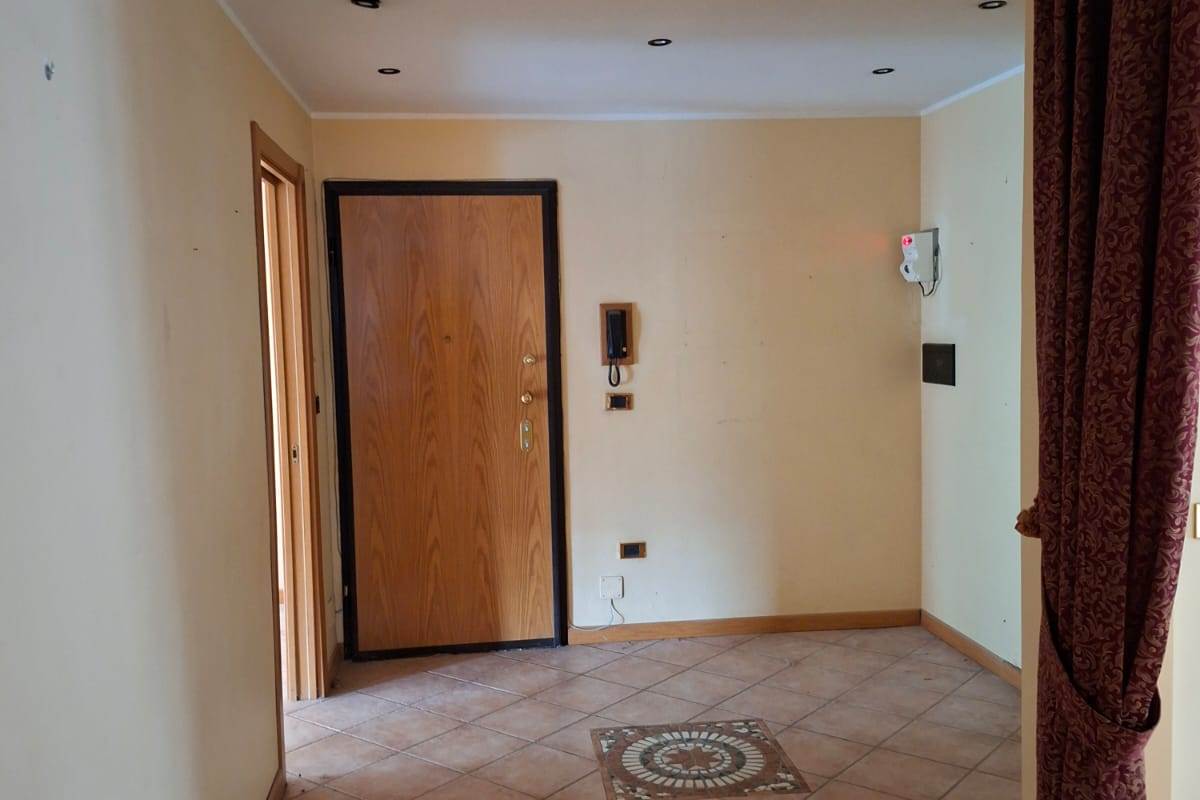 ERBA vendiamo ampio TRILOCALE con box e cantina