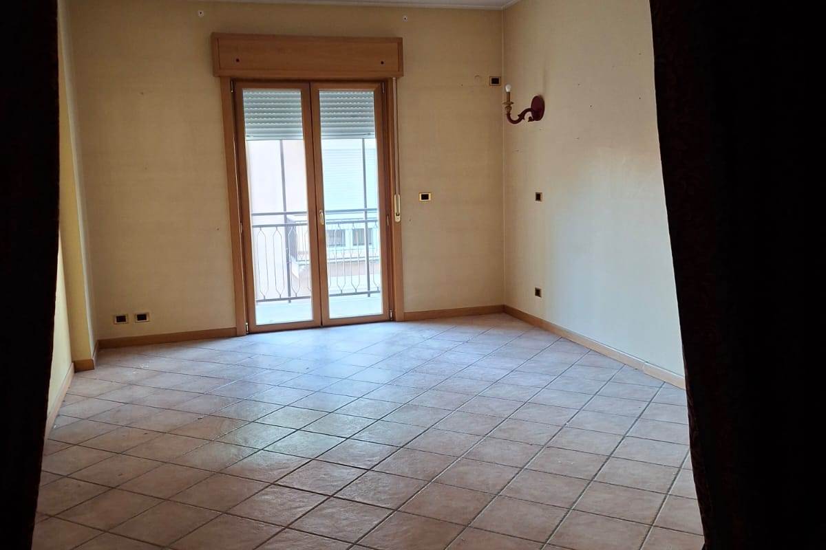 ERBA vendiamo ampio TRILOCALE con box e cantina