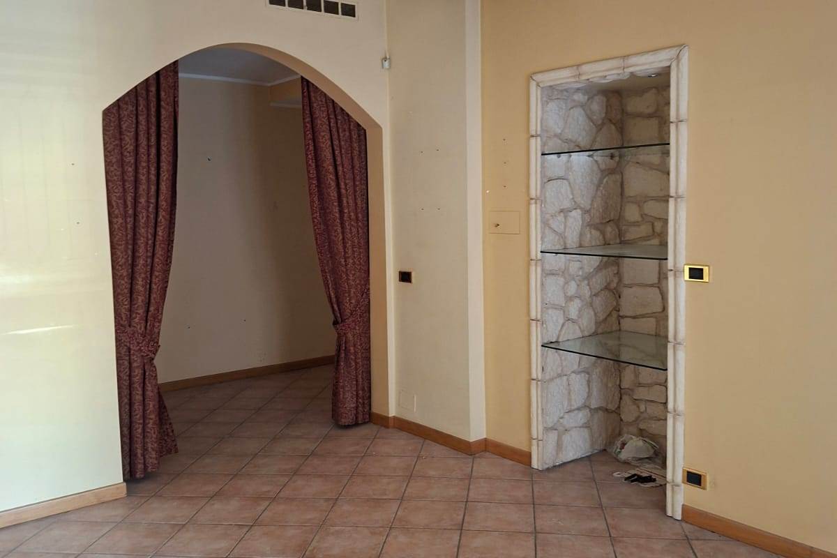 ERBA vendiamo ampio TRILOCALE con box e cantina