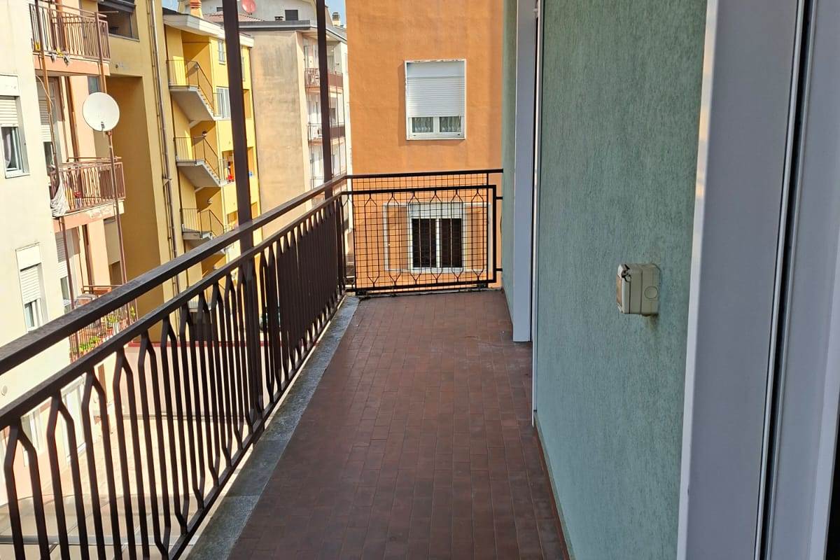 ERBA vendiamo ampio TRILOCALE con box e cantina