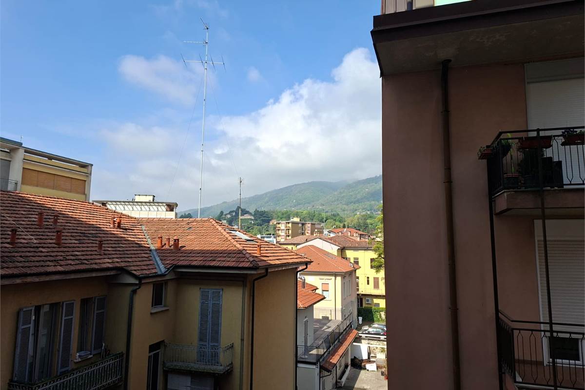 ERBA vendiamo ampio TRILOCALE con box e cantina