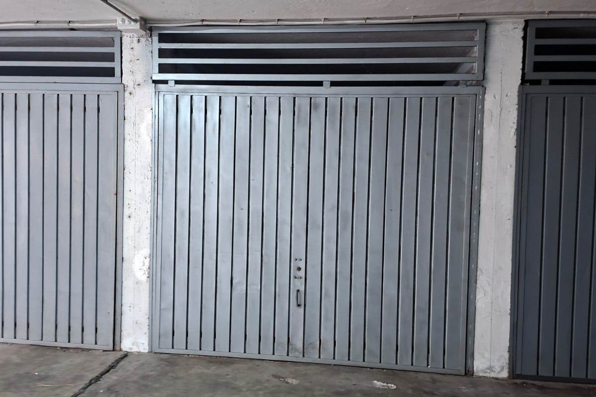 ERBA vendiamo ampio TRILOCALE con box e cantina