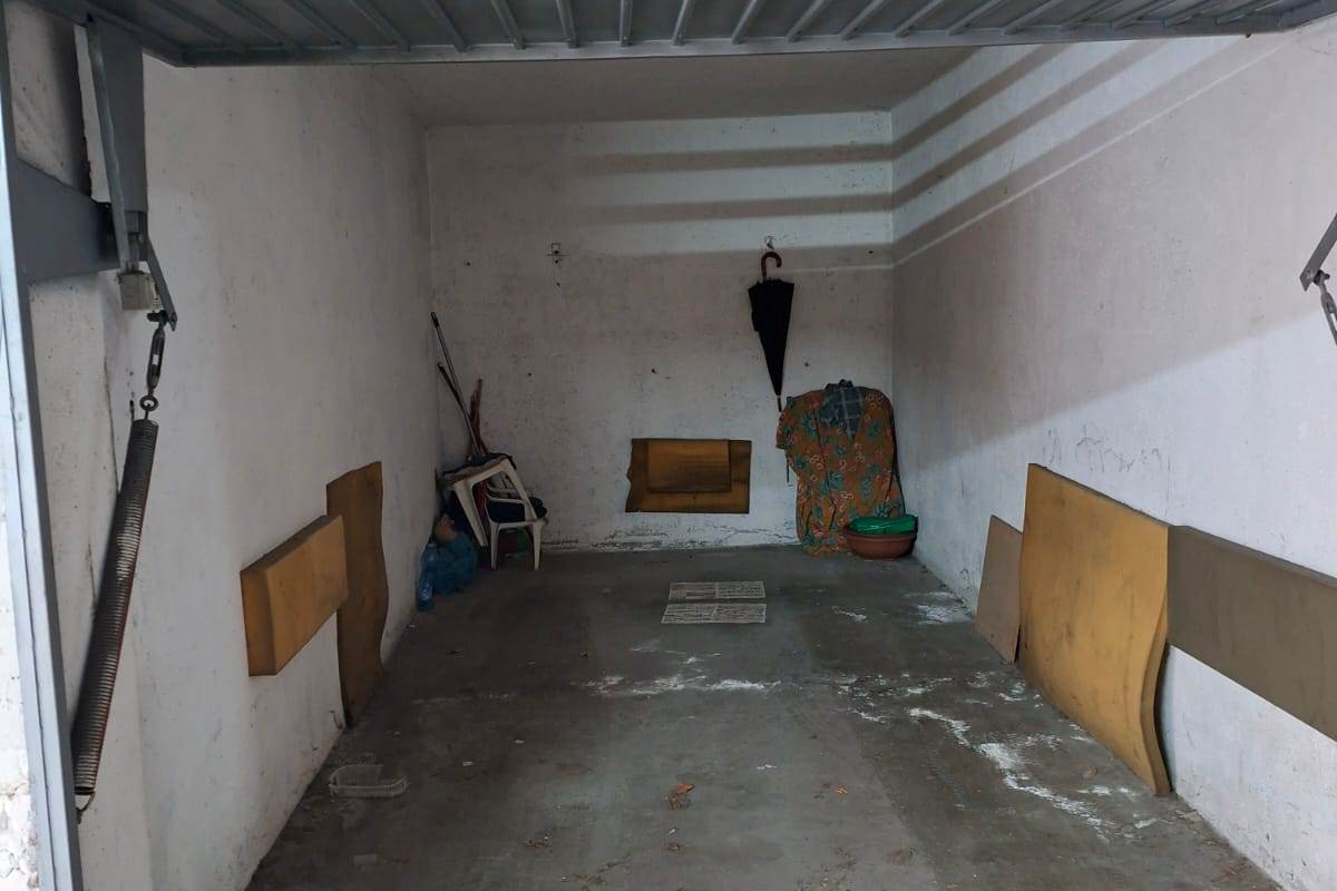 ERBA vendiamo ampio TRILOCALE con box e cantina