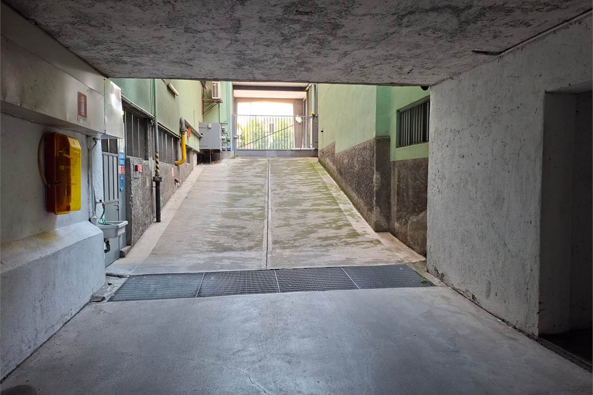 ERBA vendiamo ampio TRILOCALE con box e cantina