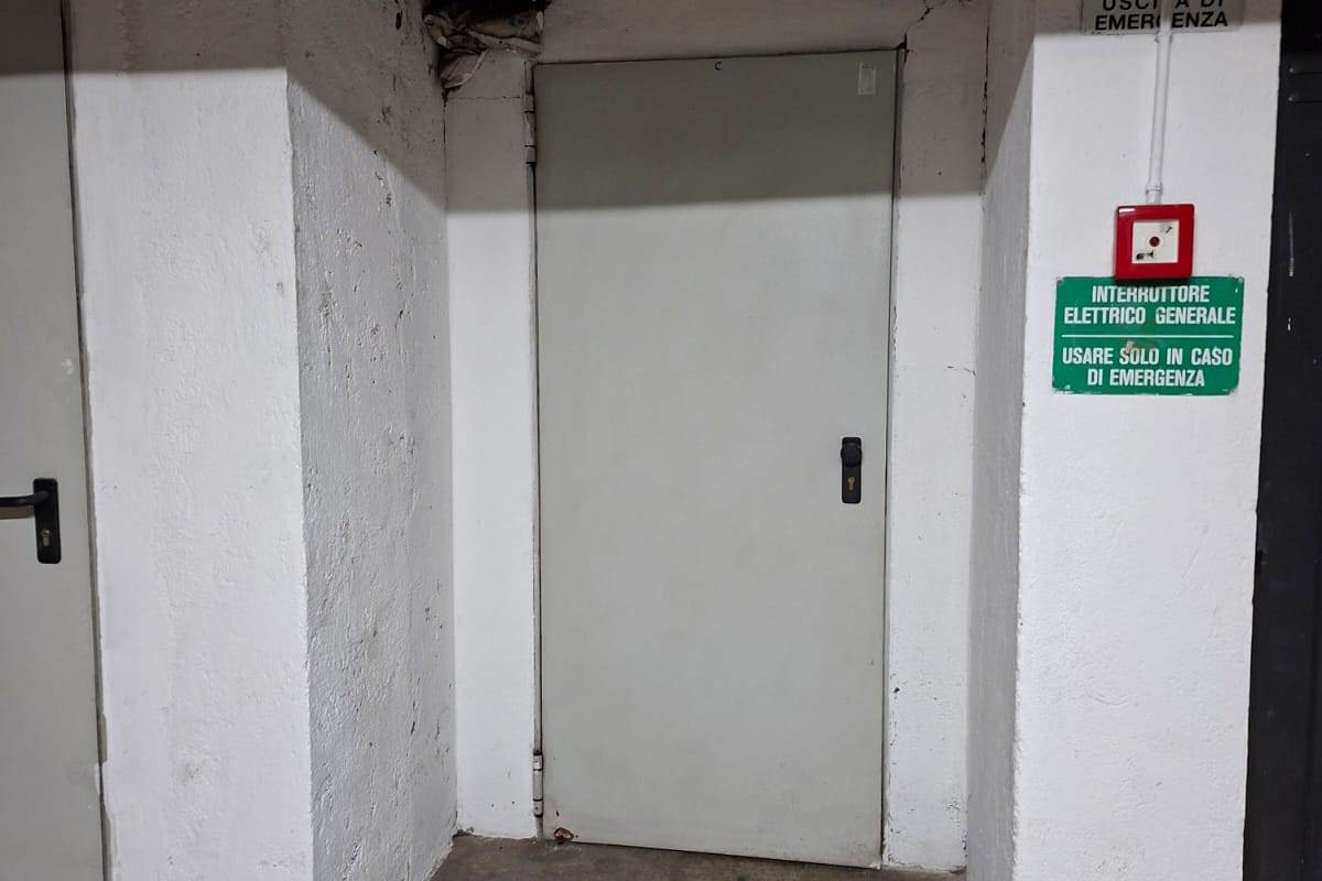 ERBA vendiamo ampio TRILOCALE con box e cantina