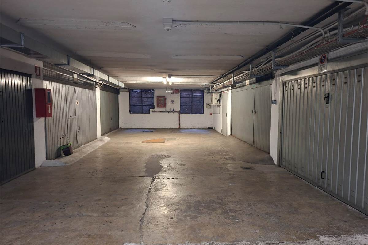 ERBA vendiamo ampio TRILOCALE con box e cantina