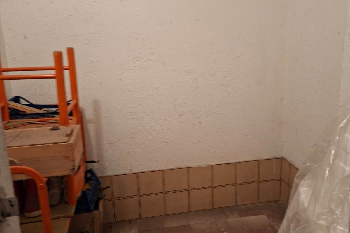 ERBA vendiamo ampio TRILOCALE con box e cantina