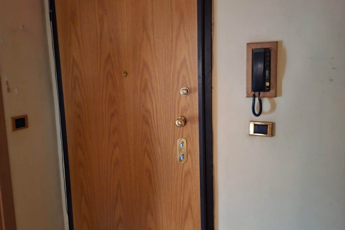 ERBA vendiamo ampio TRILOCALE con box e cantina