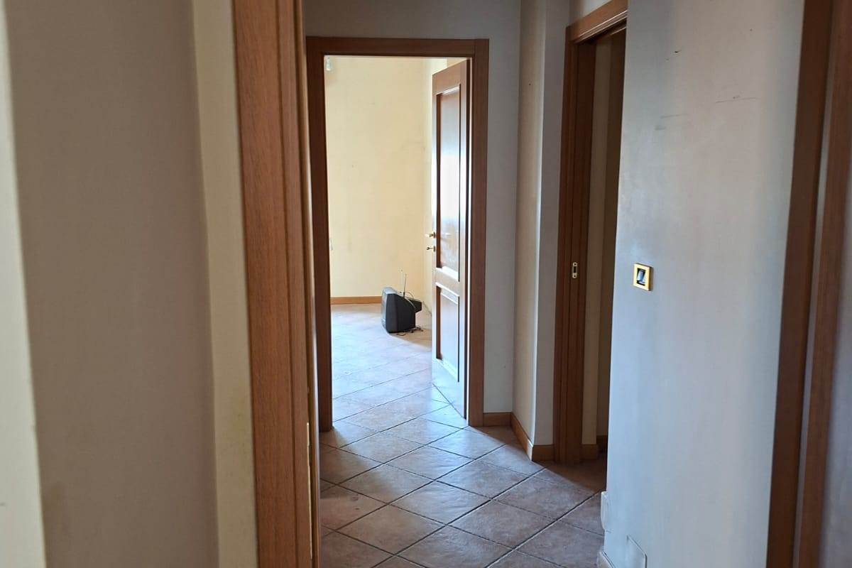 ERBA vendiamo ampio TRILOCALE con box e cantina