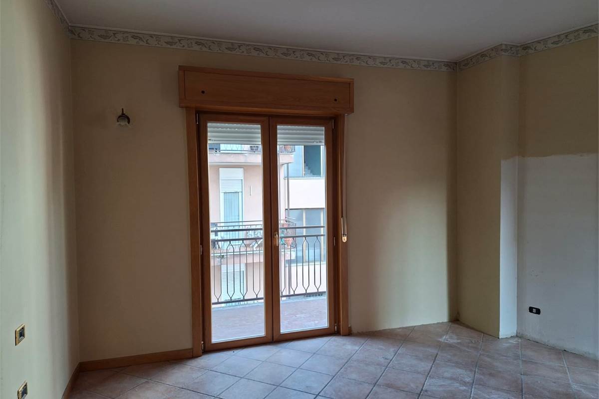 ERBA vendiamo ampio TRILOCALE con box e cantina