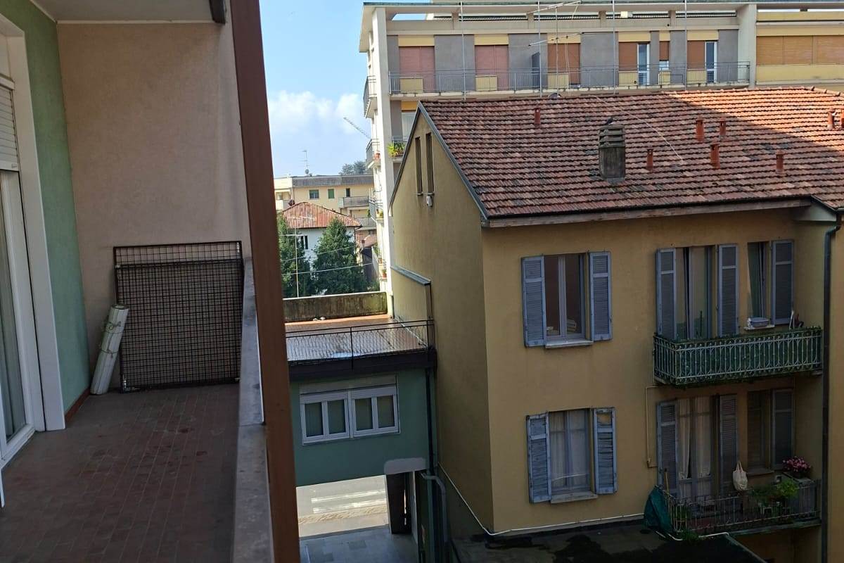 ERBA vendiamo ampio TRILOCALE con box e cantina