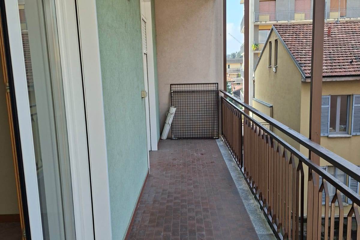 ERBA vendiamo ampio TRILOCALE con box e cantina