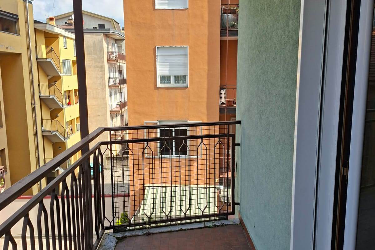 ERBA vendiamo ampio TRILOCALE con box e cantina