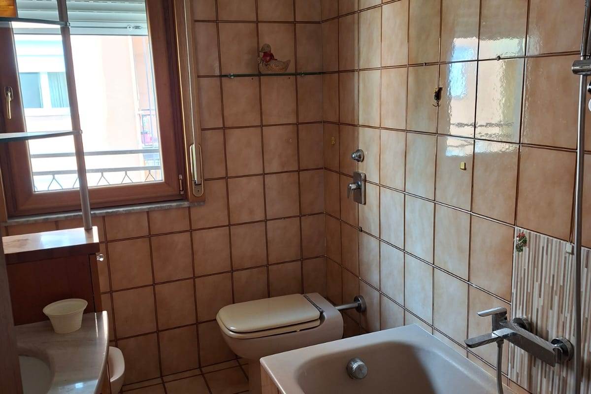 ERBA vendiamo ampio TRILOCALE con box e cantina