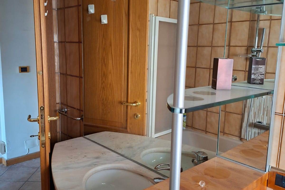 ERBA vendiamo ampio TRILOCALE con box e cantina