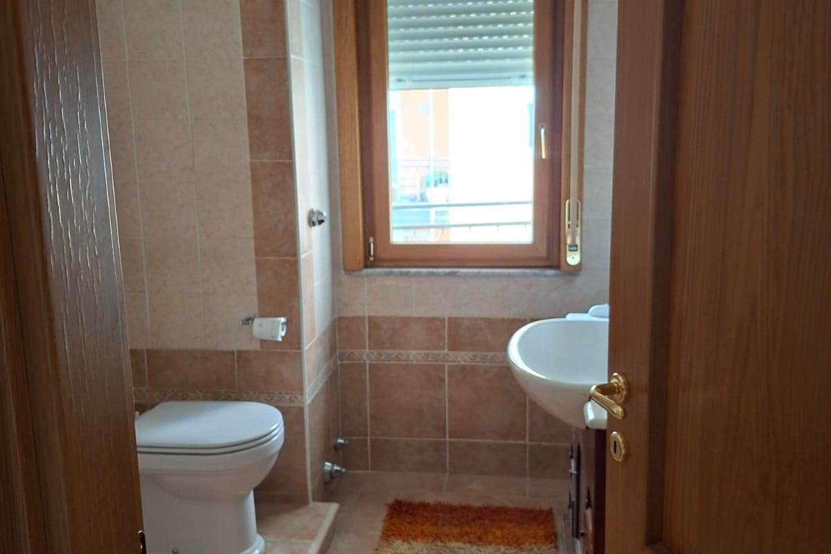 ERBA vendiamo ampio TRILOCALE con box e cantina