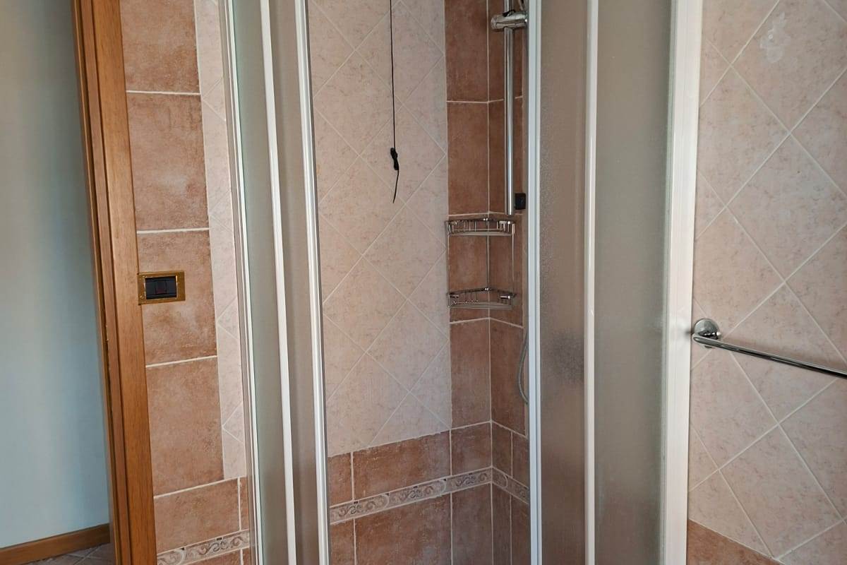 ERBA vendiamo ampio TRILOCALE con box e cantina