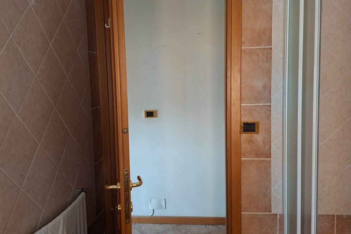 ERBA vendiamo ampio TRILOCALE con box e cantina