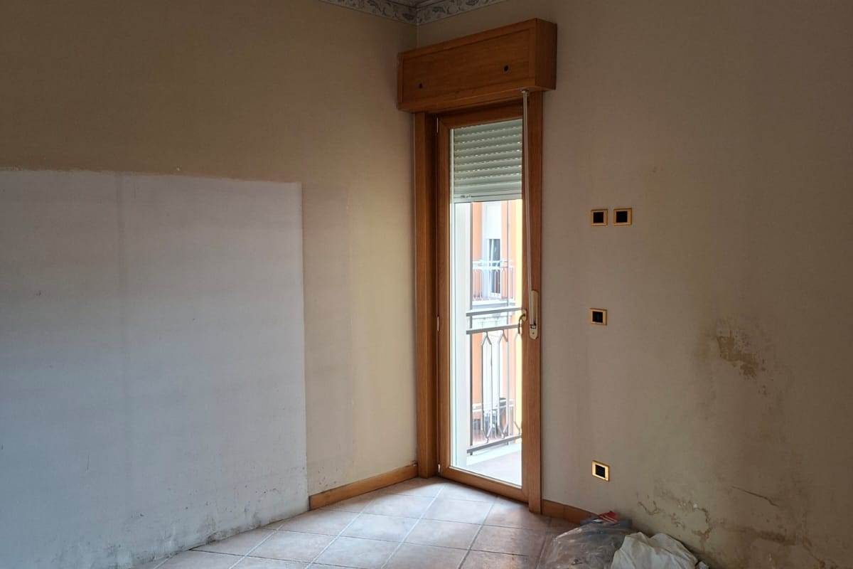 ERBA vendiamo ampio TRILOCALE con box e cantina