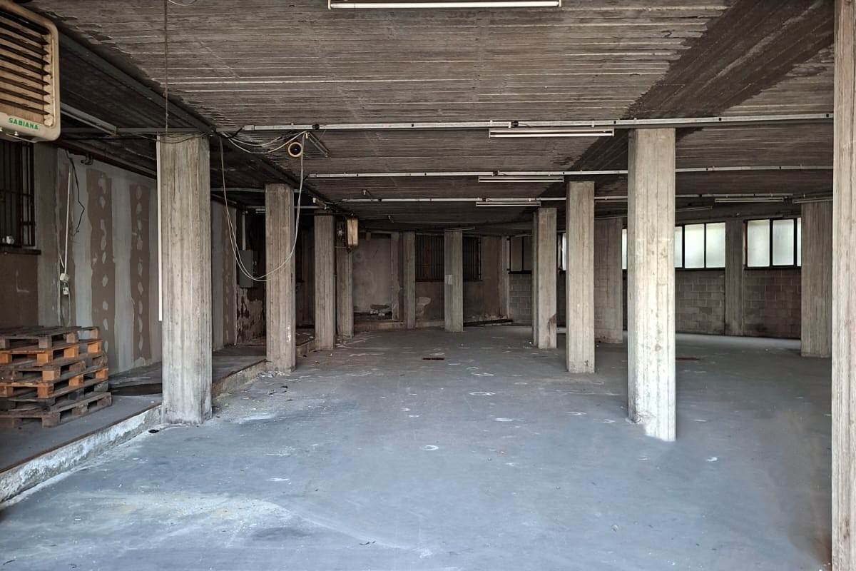 CANTU' affittiamo DEPOSITO/MAGAZZINO con ingresso indipendente