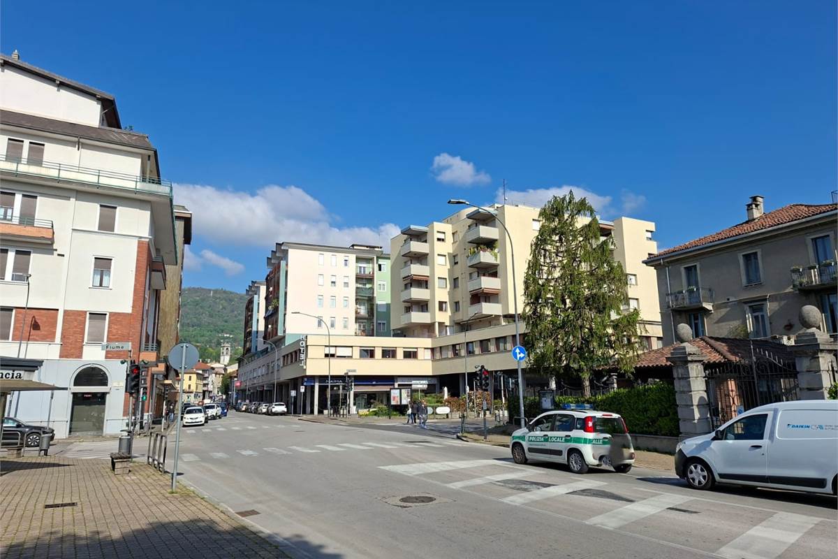 ERBA vendiamo ampio TRILOCALE con box e cantina