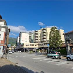 ERBA vendiamo ampio TRILOCALE con box e cantina