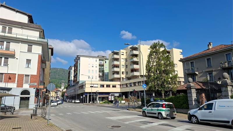 ERBA vendiamo ampio TRILOCALE con box e cantina