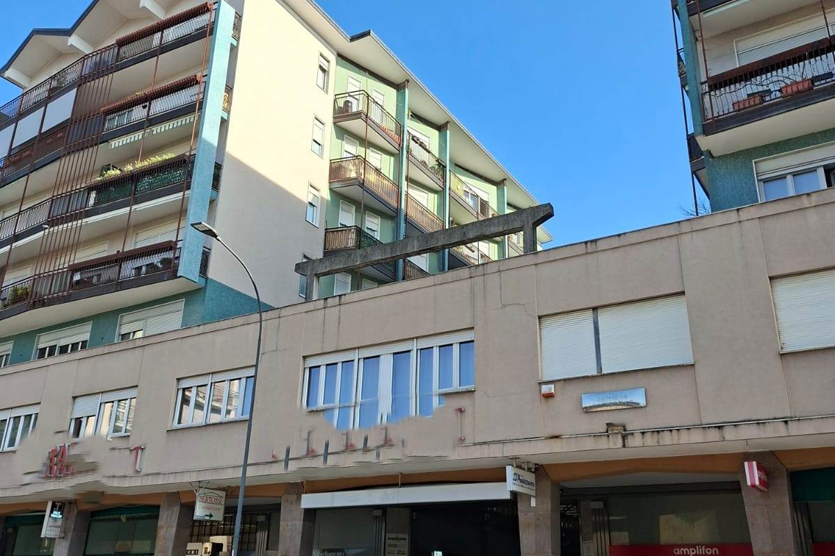 ERBA vendiamo ampio TRILOCALE con box e cantina